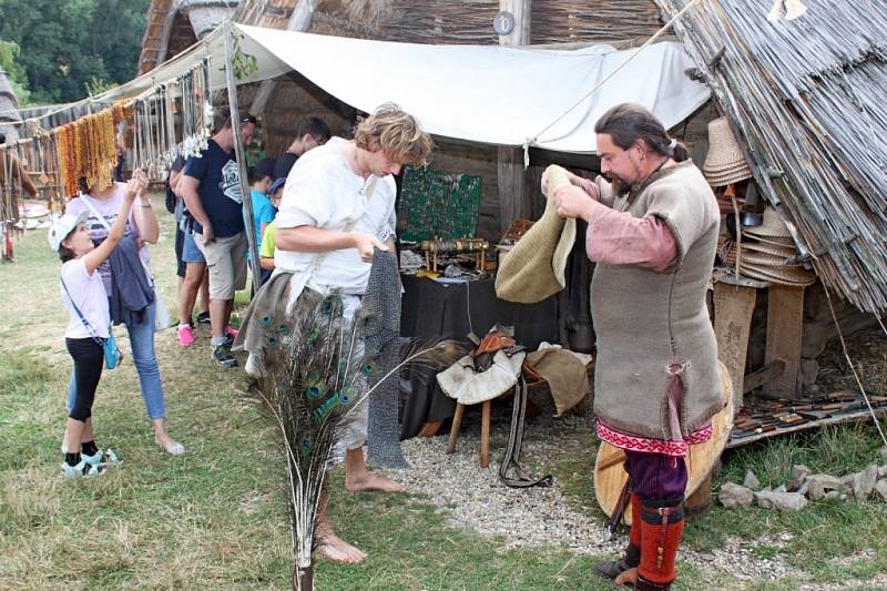 Členové historických skupin z Česka, Slovenska a Polska ukázali lidem, jak se žilo a pracovalo na Velké Moravě.