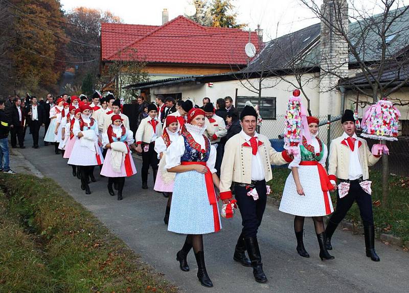 Vyšňořené děvčice a švarní šohaji zamířili ke společnému fotografování.