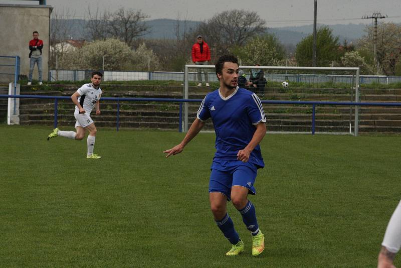 Fotbalisté Kunovic (modré dresy) i přes snaživý výkon doma podlehli Bojkovicím 1:2.