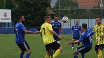 Fotbalisté Kunovic (žluté dresy) v 5. kole krajské I. A třídy skupiny B podlehli favorizovaným Zborovicím 1:2.