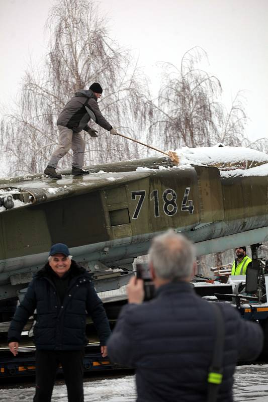 Nadzvuková stíhačka MiG-23MF z pražských Malešic se vykládá v  leteckém Muzeu v Kunovicích.