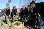 Výstavbu nového náměstí v centru Bojkovic v pátek 18. dubna symbolicky odstartovalo slavností poklepání na základní kámen.