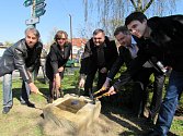 Výstavbu nového náměstí v centru Bojkovic v pátek 18. dubna symbolicky odstartovalo slavností poklepání na základní kámen.