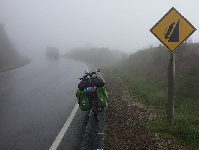 Stoupání silnic v peruánských Andách jsou mimořádně příkrá, varují dopravní značky. 