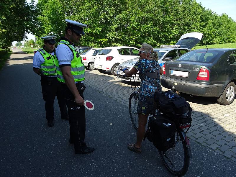 Už v 8 hodin ráno začala v úterý 4. června celodenní preventivně bezpečnostní akce policistů z Uherského Hradiště zaměřená na chodce a cyklisty.