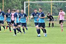 Fotbalisté Ostrožské Nové Vsi (modré dresy) v páteční předehrávce 14. kola krajské I. B třídy skupiny C zdolali Malenovice 2:0.