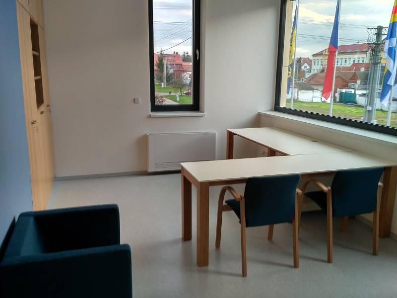 Od 2. ledna 2018 budou zaměstnanci obce v Ostrožské Nové Vsi sídlit v nové budově. V této kanceláři bude úřadovat starosta.