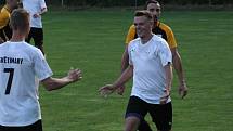 Fotbalisté Osvětiman (bílé dresy) v historicky prvním zápase krajského přeboru zdolali Slušovice 2:0.