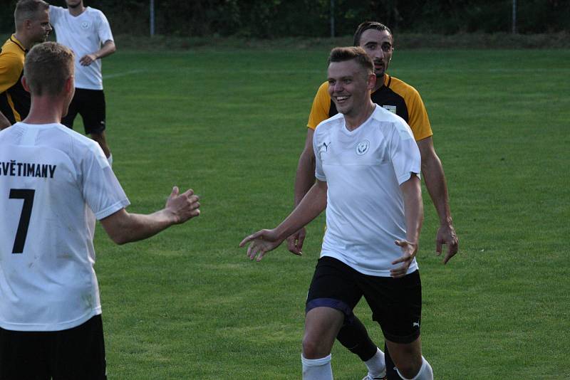 Fotbalisté Osvětiman (bílé dresy) v historicky prvním zápase krajského přeboru zdolali Slušovice 2:0.