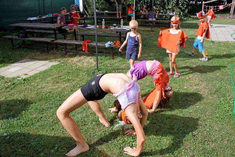 Malí indiáni osídlili hradišťskou Zahradu lišky Bystroušky