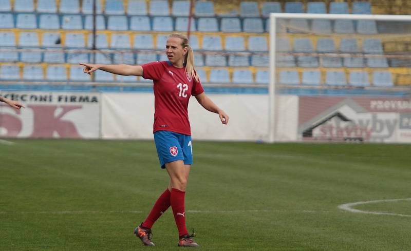 České fotbalistky (v červených dresech) porazily na stadionu Širůch ve Starém Městě Slovensko 2:0