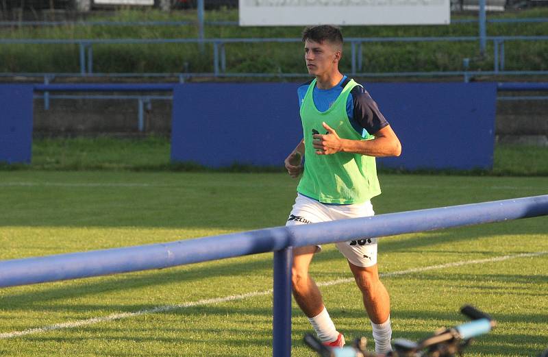 Fotbalisté Slovácka B (bílé dresy) ve středečním vloženém zápase 17. kola MSFL zdolali Viktorii Otrokovice 4:0.