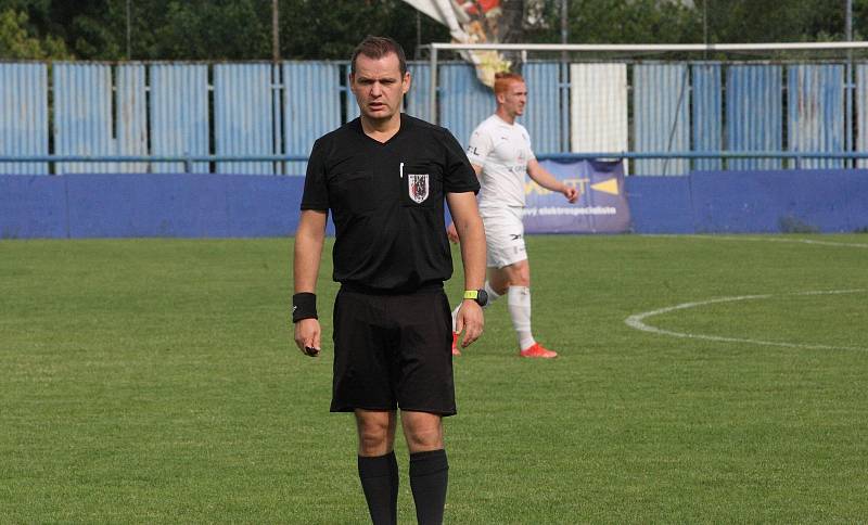 Fotbalisté Slovácka B (bílé dresy) v páteční předehrávce 32. kola MSFL remizovali na hřišti v Kunovicích s juniorkou Ostravy 2:2.