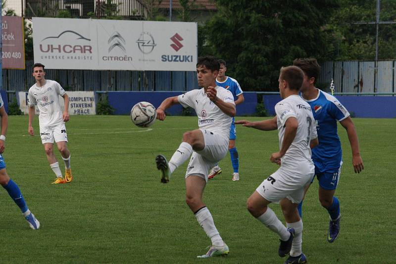 Fotbalisté Slovácka B (bílé dresy) v páteční předehrávce 32. kola MSFL remizovali na hřišti v Kunovicích s juniorkou Ostravy 2:2.