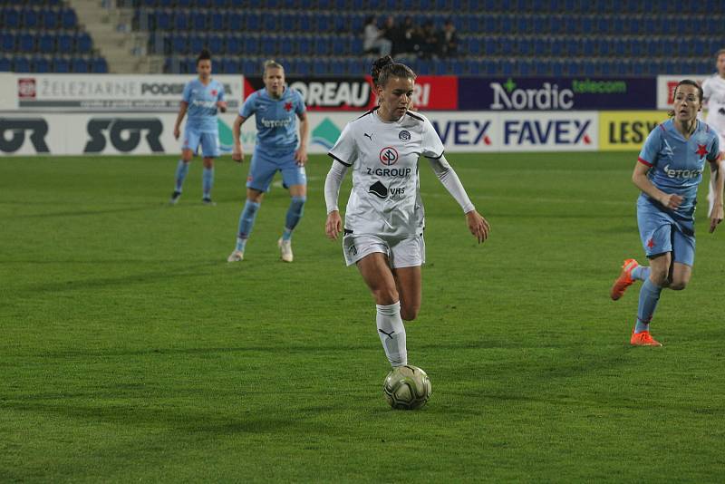 Fotbalistky Slovácka (bílé dresy) se v předehrávce 9. kole první ženské ligy utkaly s vedoucí Slavií Praha.