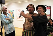 Humorem sobě vlastním prošpikoval v pátek 11. října malíř Zdeněk Kup program vernisáže výstavy obrazů s názvem Ob-na-žený v uherskohradišťské Galerii Vladimíra Hrocha.