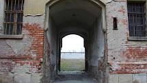 Vyklízení, zaměření a oprava střechy. Stamilionové opravy věznice v Uherském Hradišti začaly.