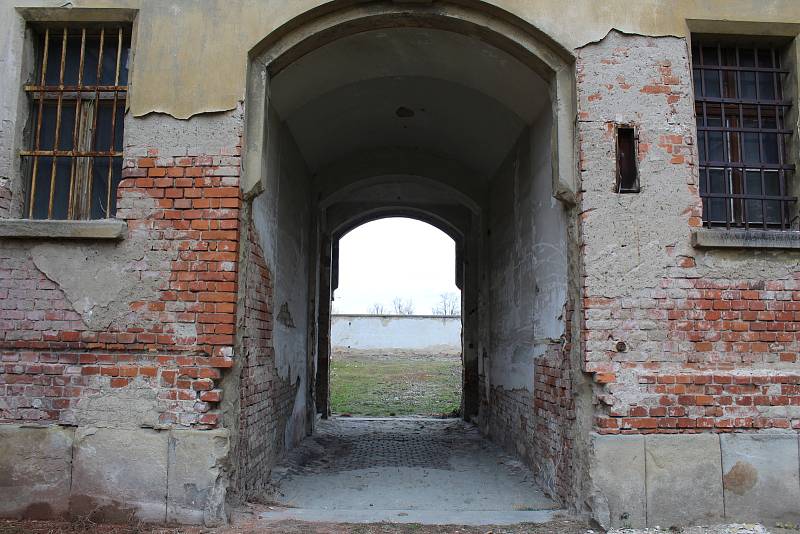 Vyklízení, zaměření a oprava střechy. Stamilionové opravy věznice v Uherském Hradišti začaly.