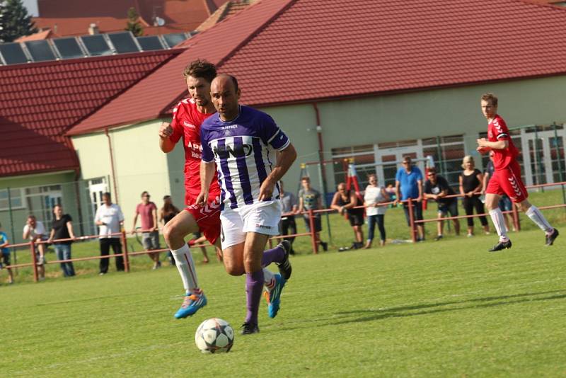 Uherský Brod - Hodonín 2:2 (0:1) Uherský Brod (v červeném).