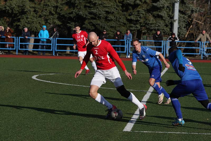 Fotbalisté Uherského Brodu (červené dresy) v 19. kole MSFL podlehli doma na Lapači Otrokovicím 2:3.