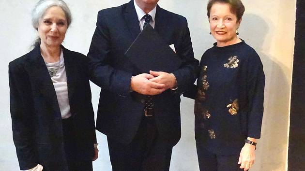 Ředitel brodské Charity s Hanou Maciuchovou a Táňou Fischerovou.