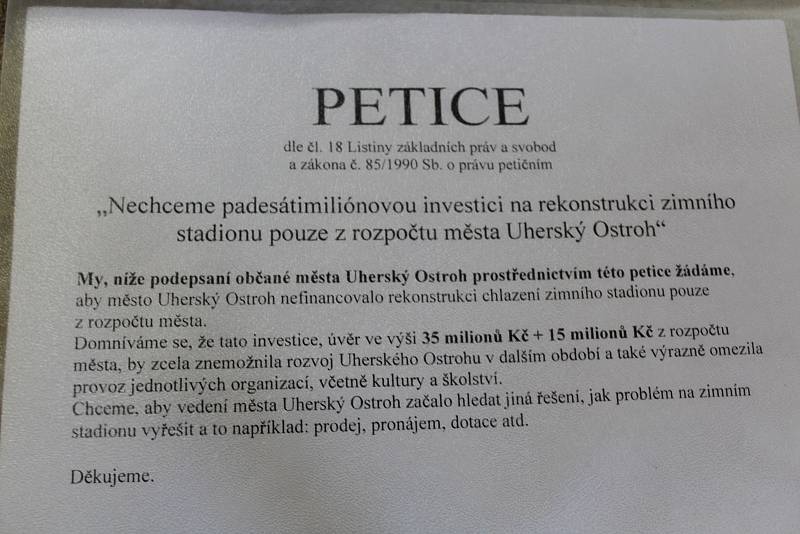 Zimní stadion v Uherském Ostrohu-  Petice proti jeho rekonstrukci za peníze radnice