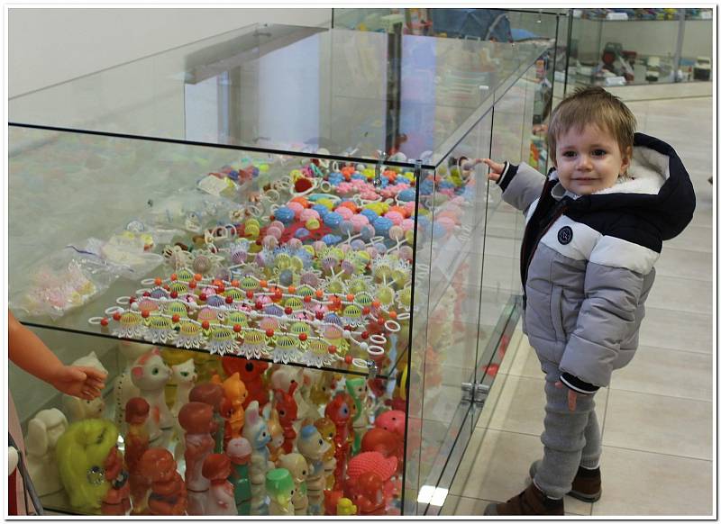 Hračky na výstavě ve Velehradě odrážejí svět dětí i dospělých.