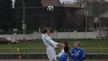 Fotbalisté Vlčnova (bílé dresy) v páteční předehrávce 19. kola krajské I. B třídy skupiny C doma remizovali s Tlumačovem 1:1.