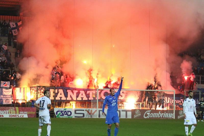 Většinu zápasu používali pyrotechniku fanoušci Baníku, v závěru se k nim přidali i ti domácí a zápas musel být na pár minut kvůli mlze přerušen.