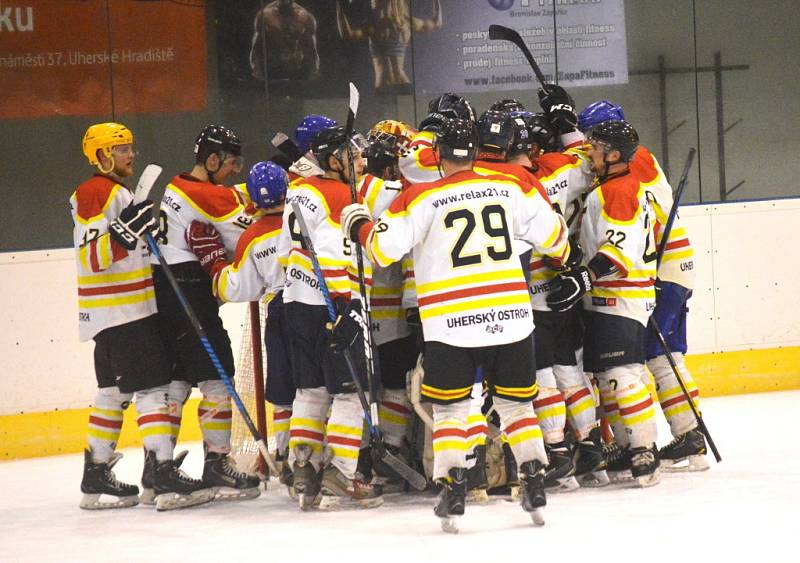 Semifinále playoff krajské hokejové ligy Uherský Ostroh – Velká Bíteš (v tmavém) 3:2.