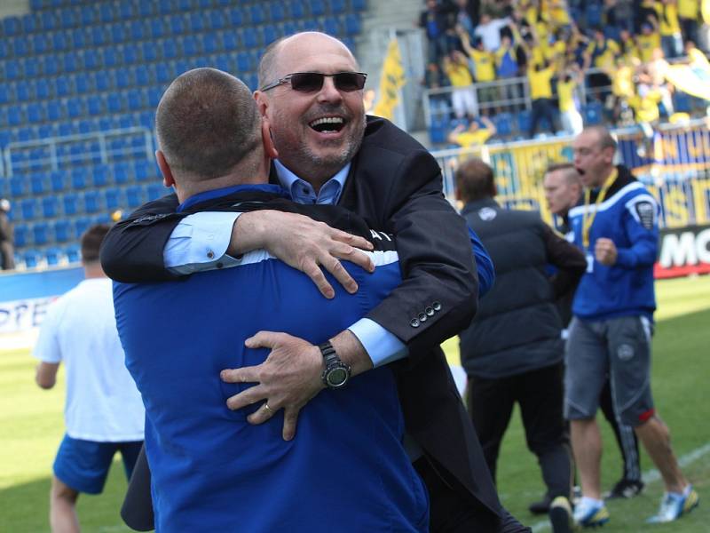 1. FC Slovácko - FC Fastav Zlín. Kouč Zlína Bohumil Páník se raduje z vyrovnání.