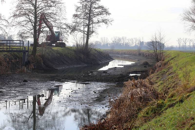 Baťův kanál vypuštěný pod plavební komorou v Babicích.