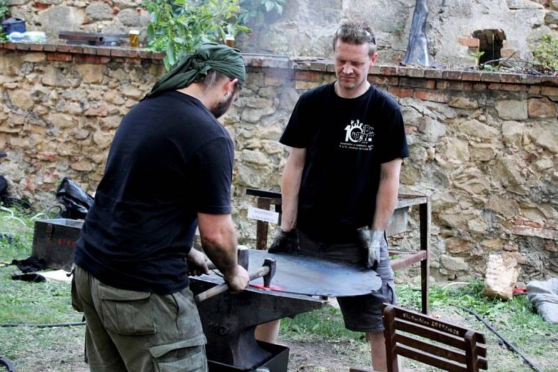 KOVÁŘSKÉ SYMPOZIUM. Na Buchlově se už podesáté sešli kováři a nožíři. 