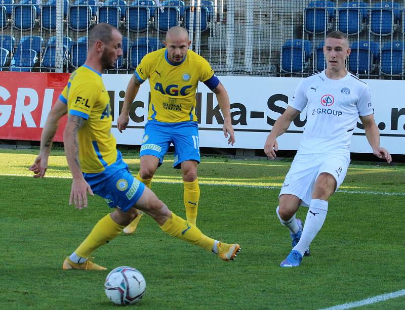 Fotbalisté Slovácko (v bílých dresech) v sobotním odpoledním zápase porazili Teplice 3:2.