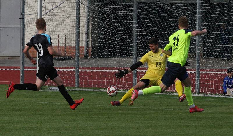 Fotbalisté Hluku (fosforové dresy) ve šlágru 21. kola krajské I. A třídy skupiny B remizovali s Osvětimany 3:3.