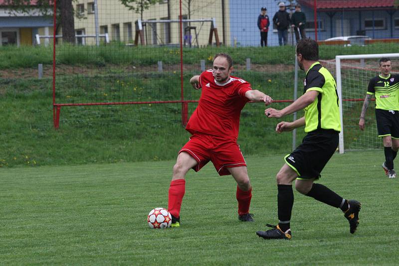 Fotbalisté Jalubí (žlutočerné dresy) v semifinále Poháru OFS Jarošovský pivovar zdolali Nedakonice 3:0.