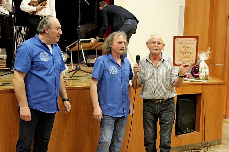 Šampionem staroměstského koštu se stala duranciovice Pavla Dvouletého (66) z Nedakonic. Bílá hůl zamířila do Kunovic.