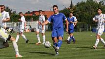 Fotbalisté Kunovic (modré dresy) prohráli v prvním zápase nové sezony doma s Těšnovicemi 0:3.