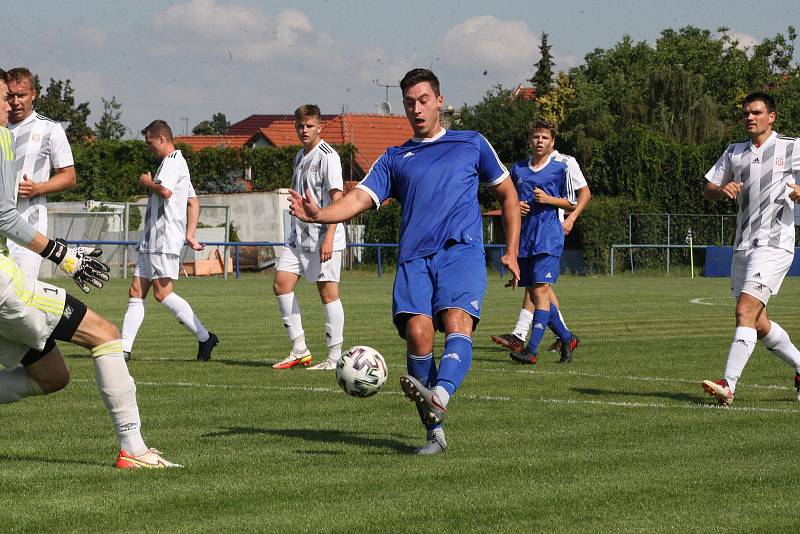 Fotbalisté Kunovic (modré dresy) prohráli v prvním zápase nové sezony doma s Těšnovicemi 0:3.