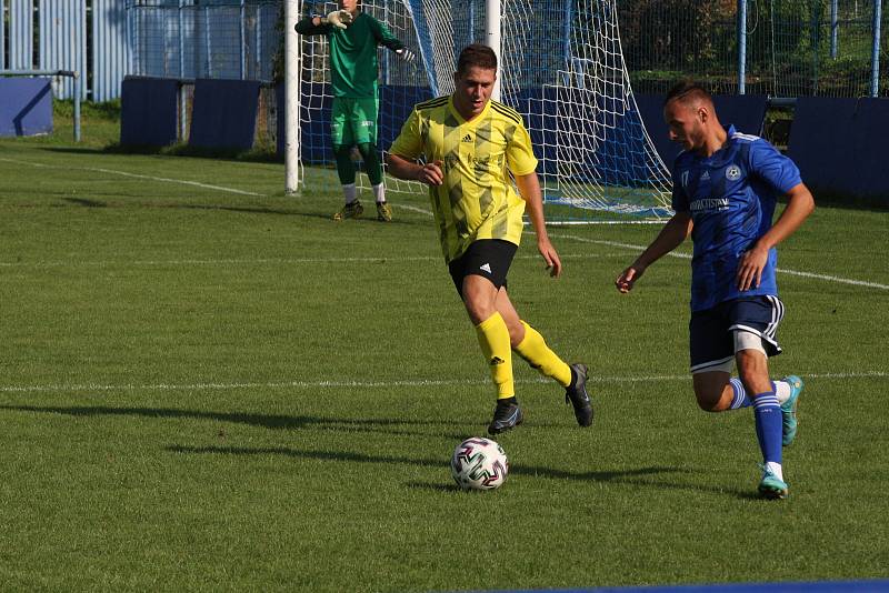 Fotbalisté Kunovic (žluté dresy) v 5. kole krajské I. A třídy skupiny B podlehli favorizovaným Zborovicím 1:2.