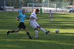 Fotbalisté Ořechova (bílé dresy) v hodovém derby porazili Polešovice 2:0.