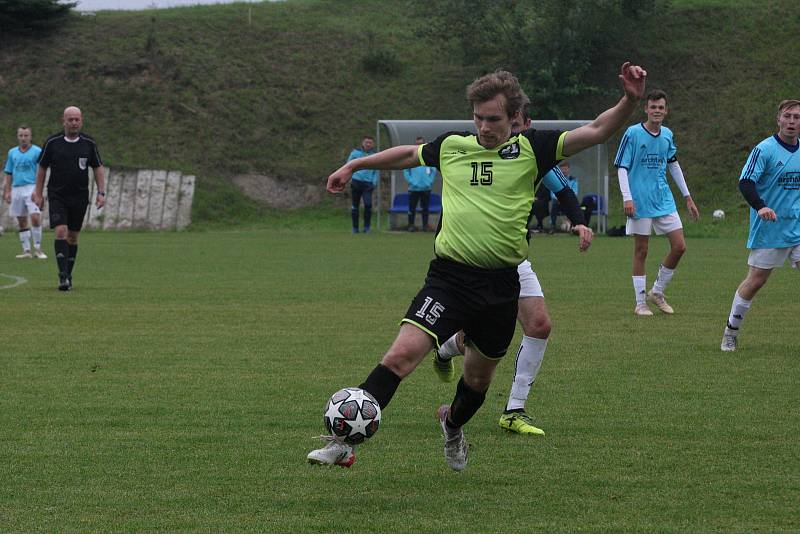 Fotbalisté Polešovic (světle modré dresy) v 10. kole krajské I. B třídy skupiny C zdolali doma na hody Lhotu 3:1.