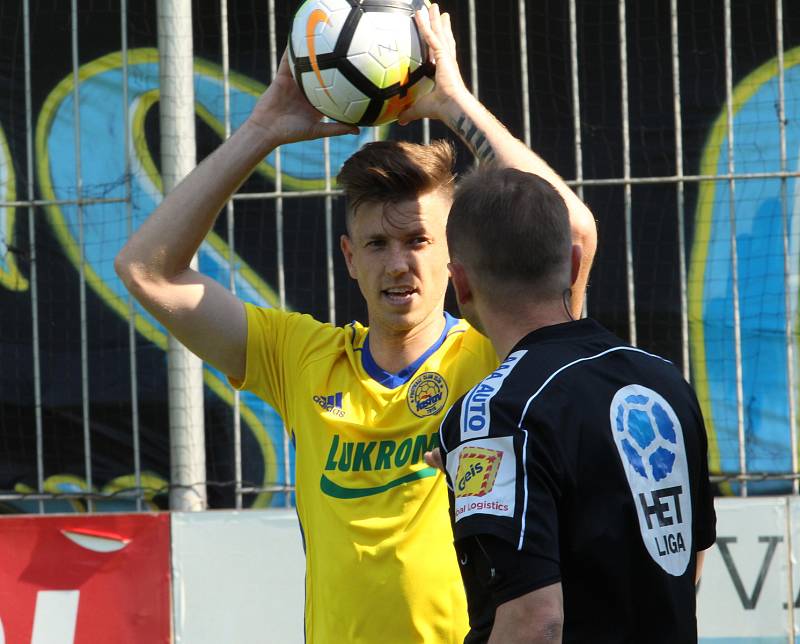 Fotbalisté Slovácko (v bílých dresech) se ve 29. kole HET ligy utkalo se sousedním Zlínem. Fanoušci vytvořili krajskému derby bouřlivou kulisu.