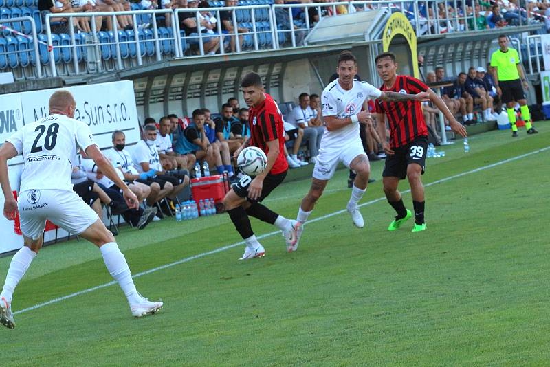 Fotbalisté Slovácka (bílé dresy) ve čtvrtek večer hostili  v odvetě Evropské konferenční ligy bulharský celek Lokomotiv Plovdiv.