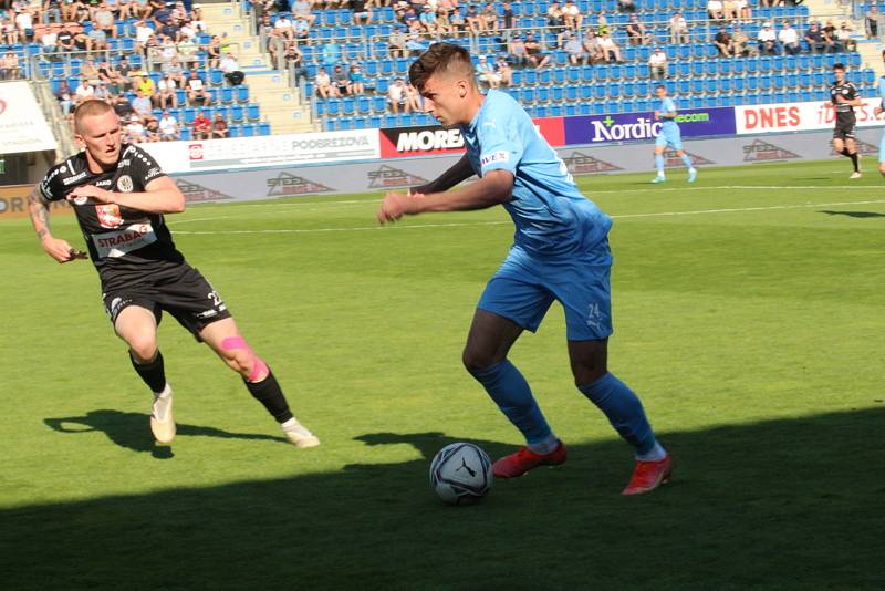 Fotbalisté Slovácka (modré dresy) zakončili sezonu v neděli doma proti Hradci Králové.