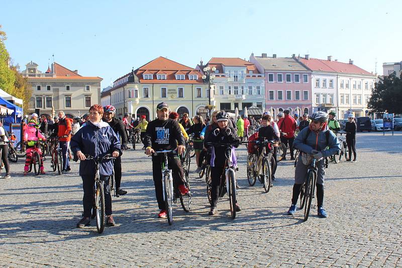 Příznivci cyklistiky a vína se 9. října dopoledne vydali z Masarykova náměstí v Uherském Hradišti do okolí v rámci tradiční akce s názvem Na kole vinohrady Uherskohradišťska.