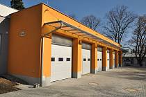 Výjezdová základna Zdravotnické záchranné služby v Uherském Hradišti se rozroste o další budovu. Na snímku ještě bez nového objektu