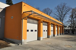 Výjezdová základna Zdravotnické záchranné služby v Uherském Hradišti se rozroste o další budovu. Na snímku ještě bez nového objektu