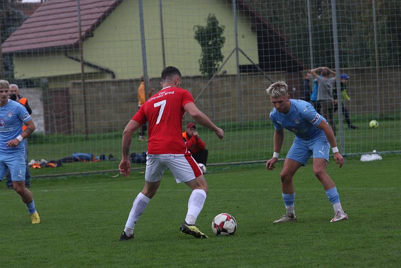 Fotbalisté Uherského Brodu (červené dresy) v 9. kole MSFL remizovali se Slováckem B 0:0.