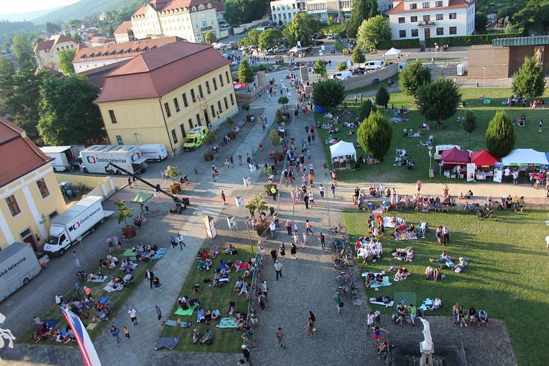 V průběhu Večera lidí dobré vůle vládla na západním nádvoří před velehradskou bazilikou nádherná atmosféra.